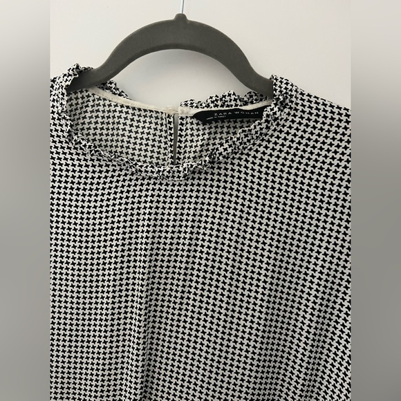 Zara Black and white patterned blouse. - Picture 5 of 5